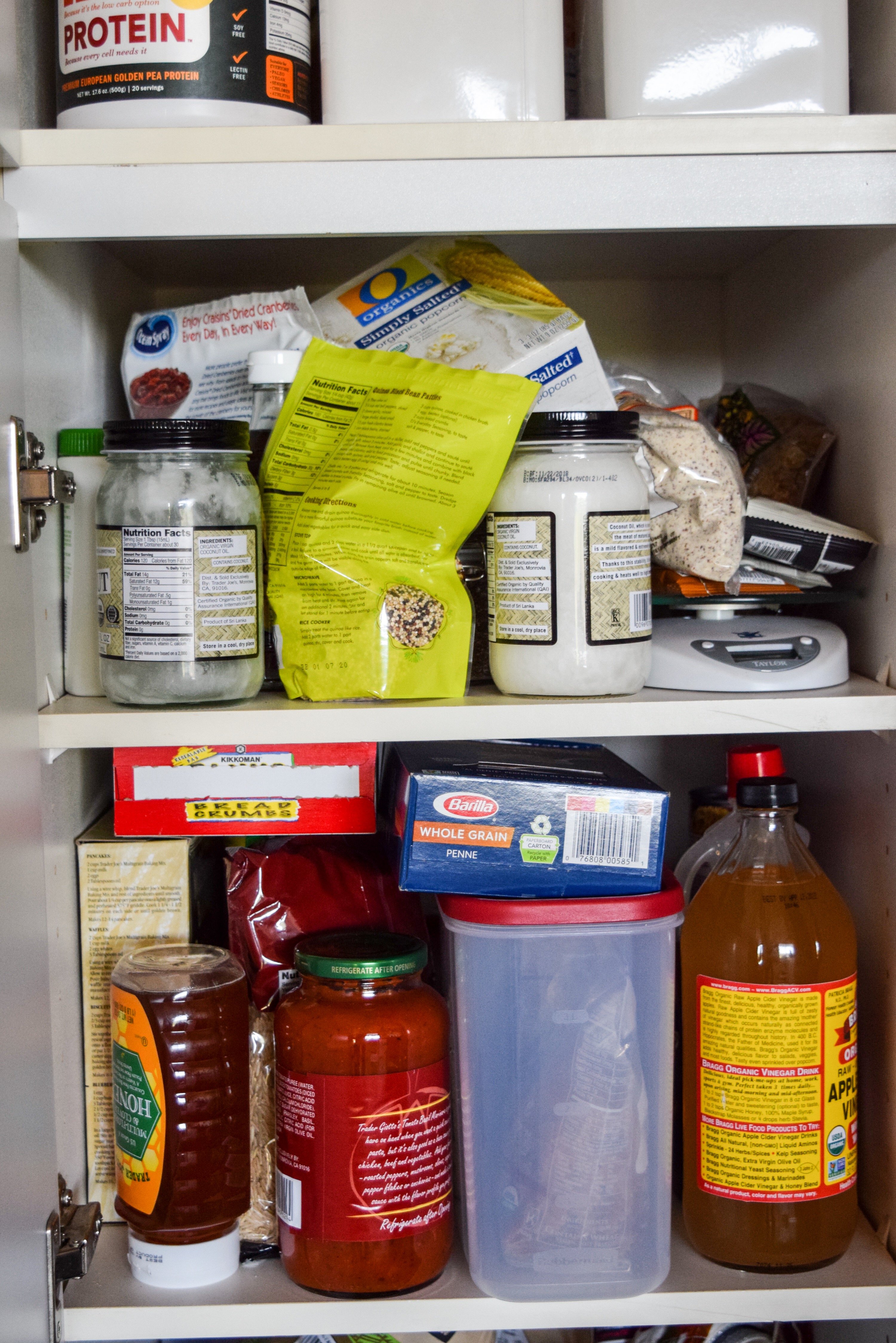 HOW TO ORGANIZE DEEP PANTRY SHELVES