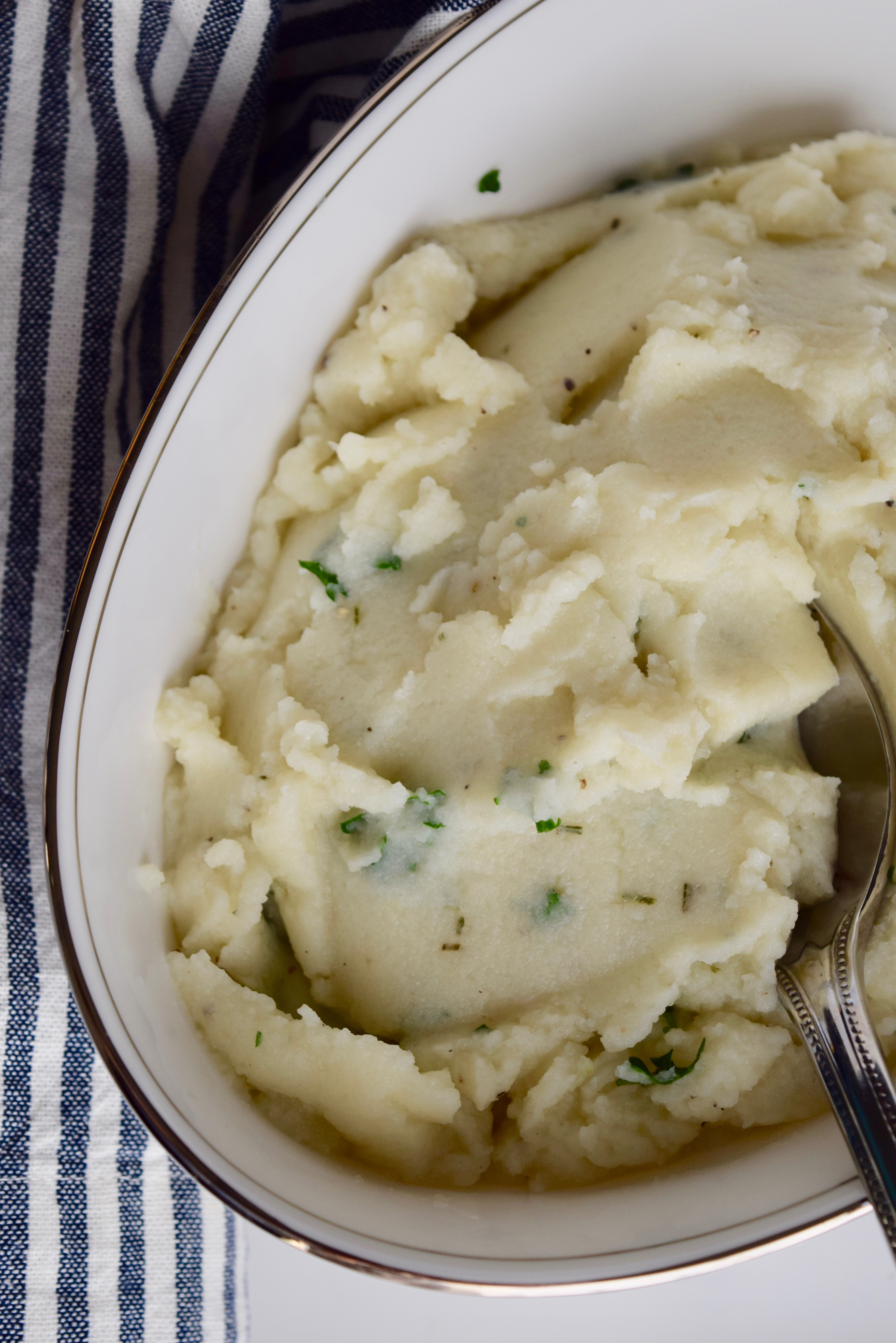 rosemary garlic cauliflower mash | whole30 sides | paleo sides | how to make mashed cauliflower | how to mash cauliflower | cauliflower rice recipes | cauliflower recipes | healthy mashed cauliflower