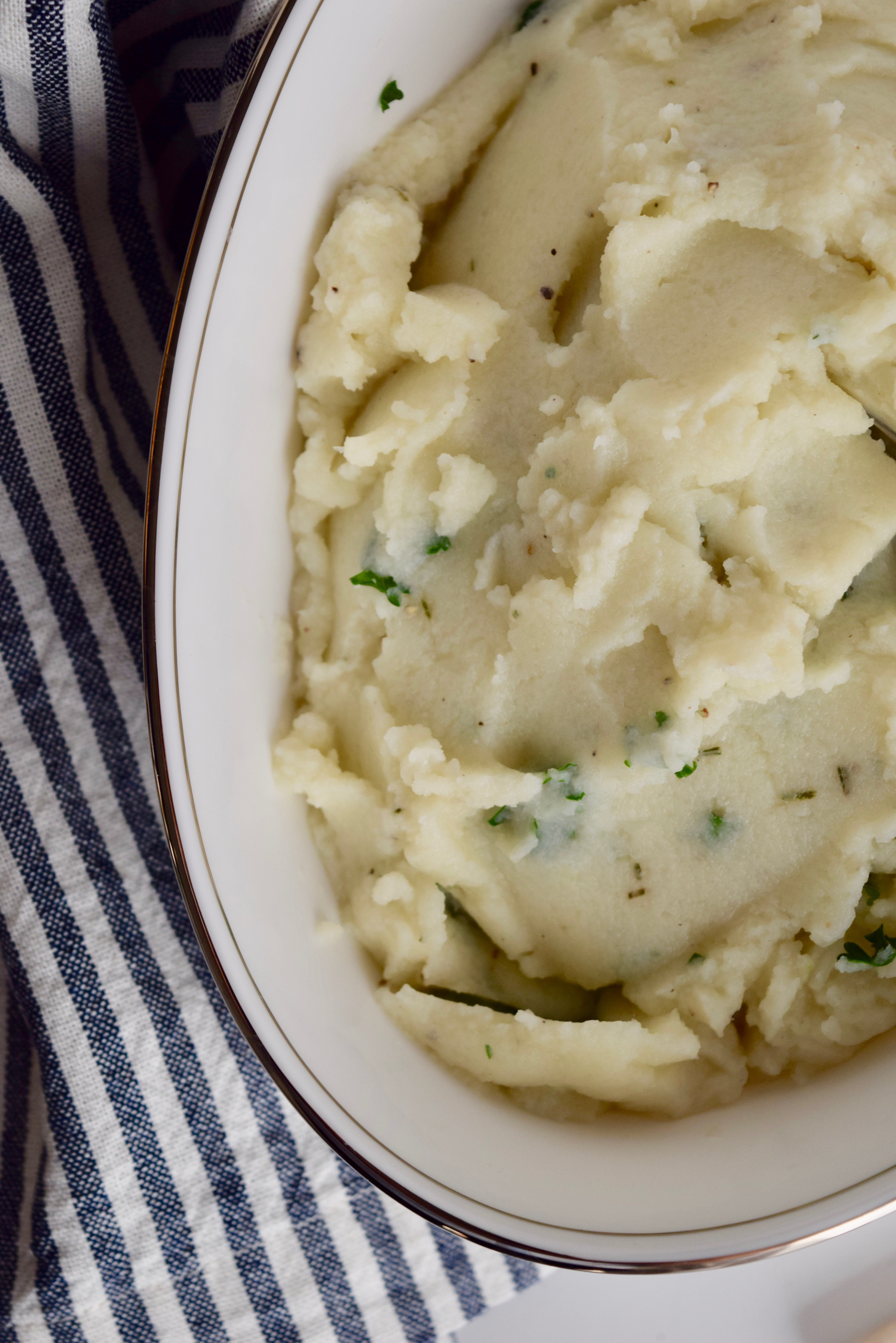 rosemary garlic cauliflower mash | whole30 sides | paleo sides | how to make mashed cauliflower | how to mash cauliflower | cauliflower rice recipes | cauliflower recipes | healthy mashed cauliflower