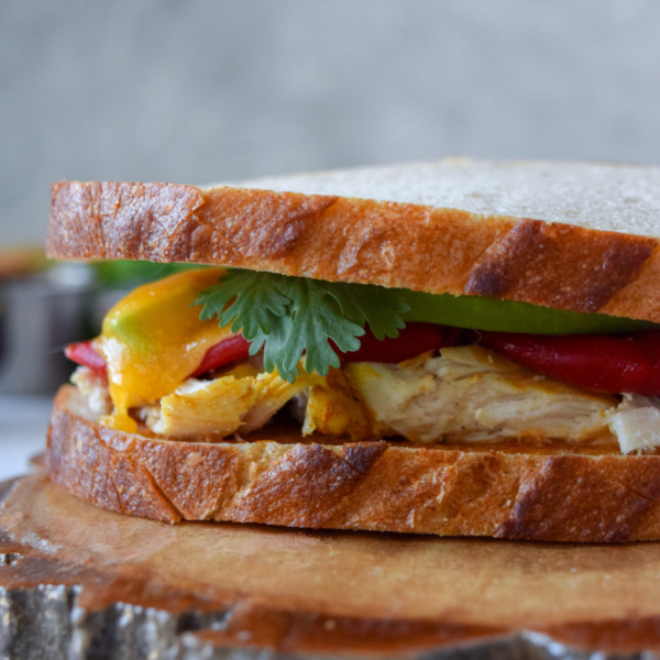 tämä Copycat Chipotle Chicken Avocado Melt on aivan kuin Paneran voileipä, mutta mukavasti omassa kodissa! Silputtu kana, mausteinen paprika, korianteri ja avokado ovat kaikki työnnetään paksu siivu sulavaa cheddaa' tässä gourmet voileipä!