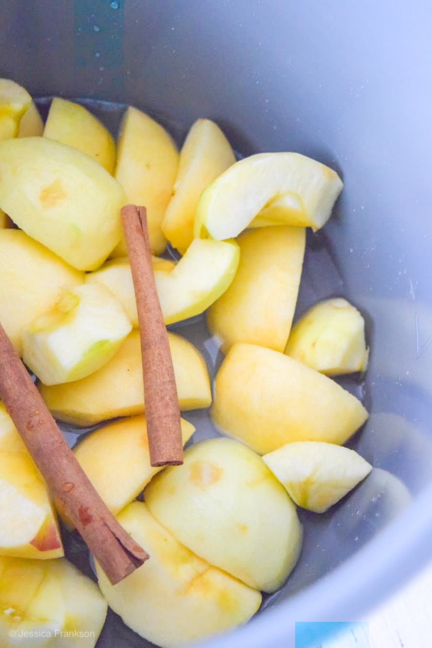 Once you try this Homemade Sugar-Free Cinnamon Applesauce, you'll never go back to store-bough! It's seriously so good and so easy to make in the slow cooker or Instant Pot! #applesaucerecipe #fallrecipe #sugarfree #paleo